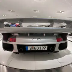Srebrne Porsche 911 GT1 z masywnym spojlerem, gotowe do wyścigu.