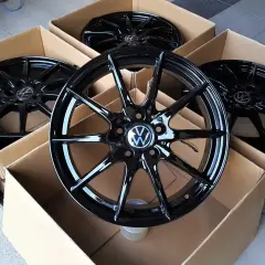 Cztery nowe, czarne felgi aluminiowe z logo VW, idealne do Golfa 4. Zastanawiasz się, jakie opony wybrać do swojego Golfa 4? Te felgi to świetny początek!
