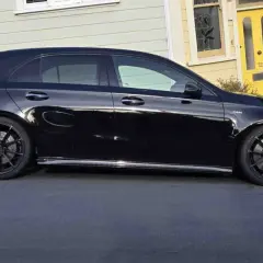 Czarne auto z czarnymi felgami i czerwonymi zaciskami hamulcowymi. Idealny wybór, jaki kolor felg do czarnego auta?