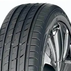 Opona Nexen na błyszczącej feldze. Producent opon Nexen gwarantuje jakość i bezpieczeństwo.