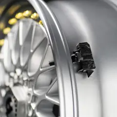 Czujnik TPMS na srebrnej feldze. Dowiedz się, tpms co to jest i jak działa.