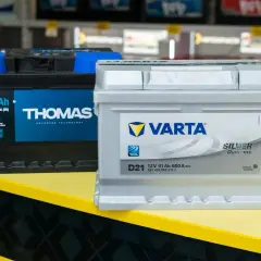 Dwa akumulatory samochodowe: czarny Thomas 60 Ah i srebrny Varta Silver Dynamic. Zastanawiasz się, ile waży akumulator samochodowy?