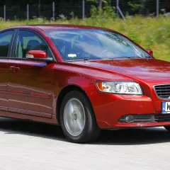 Czerwone Volvo S40 2.0 diesel w ruchu, z widocznym grillem i tablicą rejestracyjną WN 94827.