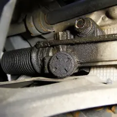Brudna, zaolejona maglownica samochodu Mazda 6.