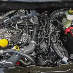 Silnik 1.3 tce z widocznymi przewodami, turbosprężarką i zbiorniczkiem płynu.