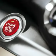 Czerwony przycisk "ENGINE START STOP" w samochodzie. Czy żeby włączyć zapłon trzeba wcisnąć sprzęgło?