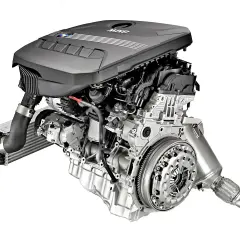 Silnik BMW N47 z turbosprężarką i elementami układu dolotowego.