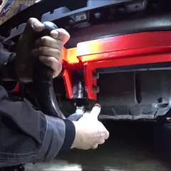 Gdzie wkręcić ucho do holowania Audi A2? Oto prosta instrukcja