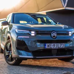 Nowy Citroën C5 Aircross, jeden z francuskich marek samochodów, prezentuje się nowocześnie na tle budynku.