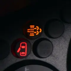 Kontrolka EDC w Iveco świeci się, sygnalizując problem z silnikiem. Obok świeci się kontrolka otwartych drzwi.