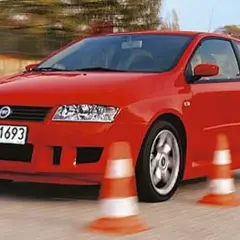 Czerwony Fiat Stilo 1.9 JTD manewruje między pachołkami na torze.