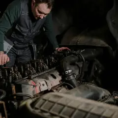 Mechanik bada silnik, szukając oznak nieszczelnej odmy.