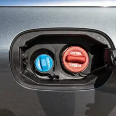 Dwa korki wlewu paliwa: czerwony z napisem DIESEL i niebieski z napisem AdBlue. Dowiedz się, adblue co to jest i do czego służy.