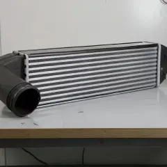 Chłodnica powietrza, czyli intercooler, z dwoma czarnymi wlotami.