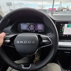Widok z kabiny Skody na kierownicę i desce rozdzielczej. Na ekranie nawigacja i wskaźnik spalania paliwa 1.1 l/100km.