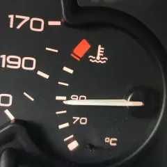 Wskaźnik pokazuje, że temperatura płynu chłodniczego jest w normie, blisko 90°C. Czerwona kontrolka ostrzega przed przegrzaniem.