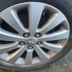 Felga aluminiowa Opel Astra J, widoczne śruby mocujące. Rozstaw śrub jest standardowy dla tego modelu.