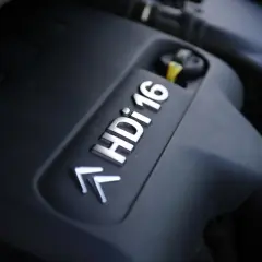 Silnik 1.6 HDI w Berlingo, gotowy do pracy.