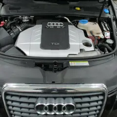 Silnik V6 2.7 TDI Audi A6 C6 z otwartą maską i widocznym zbiorniczkiem płynu chłodniczego.