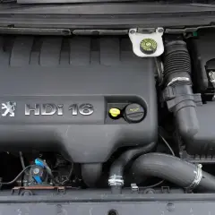 Silnik Peugeot 307 1.6 HDi z widocznym logo i oznaczeniem.