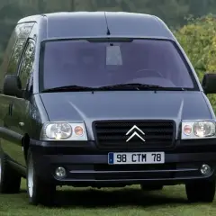 Szary Citroen Jumpy 2.0 HDI na trawie, gotowy do podróży.