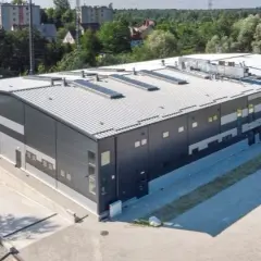 Jaka płyta warstwowa na warsztat? Wybierz najlepsze rozwiązanie izolacyjne