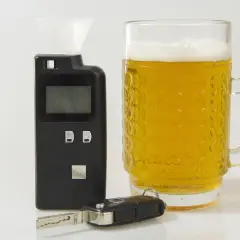 Kto może badać alkomatem? Poznaj przepisy i swoje prawa w pracy