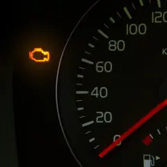 Kontrolka silnika świeci się, sugerując błąd DTC P2097 w Oplu. Prędkościomierz pokazuje 0 km/h.