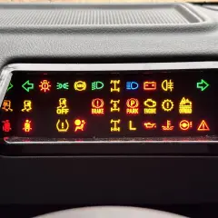 Świecące kontrolki na desce rozdzielczej: kierunkowskazy, ABS, światła, hamulec, silnik, OFFROAD, poduszka powietrzna, kontrolka spirala.