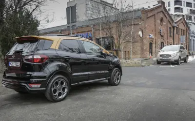 Czarne Ford EcoSport z żółtym dachem, obok srebrny model. Wiele osób szuka imperial ecosport 2 opinie, by podjąć decyzję o zakupie.