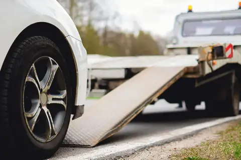 Jak holować auto bez ucha: bezpieczne metody i techniki holowania