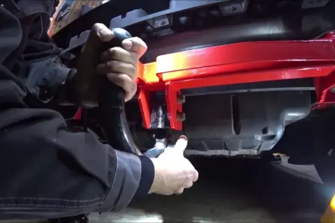 Gdzie wkręcić ucho do holowania Audi A2? Oto prosta instrukcja