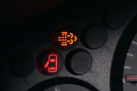 Kontrolka EDC w Iveco świeci się, sygnalizując problem z silnikiem. Obok świeci się kontrolka otwartych drzwi.