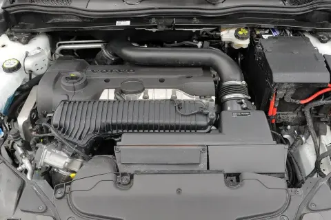Silnik Volvo D3 z widocznym kolektorem dolotowym i obudową filtra powietrza.