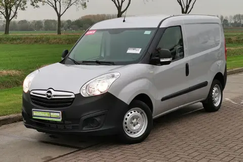 Srebrny Opel Combo 1.3 CDTI na brukowanym podjeździe, gotowy do pracy.