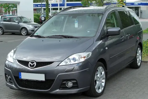 Szary Mazda 5 2.0 diesel zaparkowany na zewnątrz.