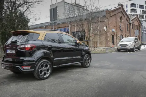 Czarne Ford EcoSport z żółtym dachem, obok srebrny model. Wiele osób szuka imperial ecosport 2 opinie, by podjąć decyzję o zakupie.
