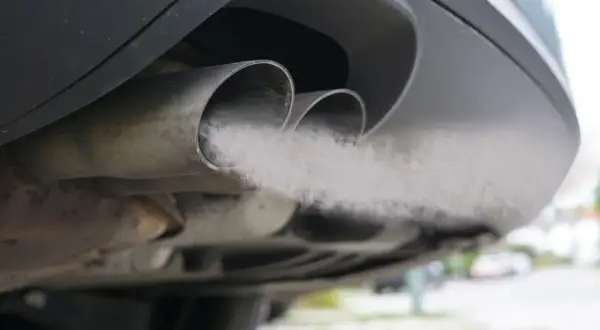 Spaliny z podwójnej rury wydechowej samochodu, spełniającego normę euro 5.