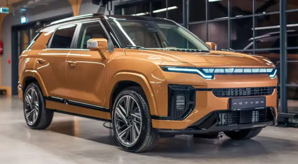Pomarańczowy SUV z nowoczesnym designem, jeden z nowych koreańskich marek aut, prezentuje się imponująco.
