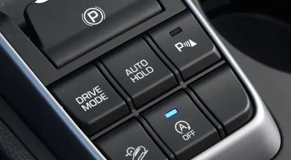 Przyciski w samochodzie: hamulec postojowy, Drive Mode, Auto Hold, asystent parkowania, kontrola zjazdu ze wzniesienia i Start-Stop. Hill holder ułatwia ruszanie pod górę.