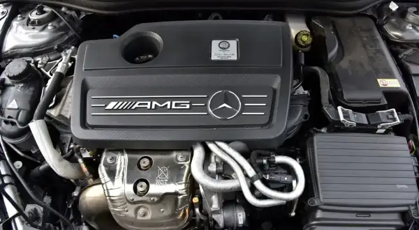 Silnik AMG w Mercedesie W176, gotowy do akcji.