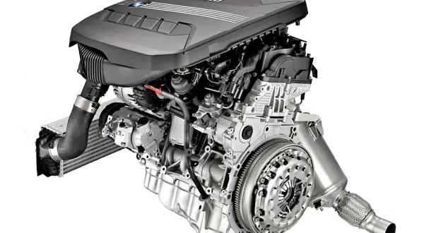 Silnik BMW N47 z turbosprężarką i elementami układu dolotowego.
