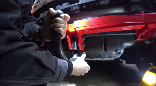 Gdzie wkręcić ucho do holowania Audi A2? Oto prosta instrukcja