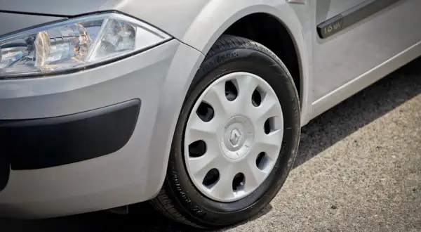 Srebrny Renault Megane 2 1.6 16v z felgą i reflektorem.