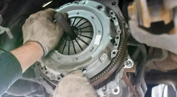Mechanik wymienia sprzęgło. Uszkodzony wysprzęglik objawy mogą być różne, ale ten element jest kluczowy dla działania skrzyni biegów.