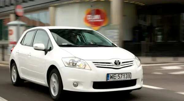 Biała Toyota Auris 1.4 D4D w ruchu miejskim.