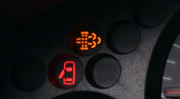 Kontrolka EDC w Iveco świeci się, sygnalizując problem z silnikiem. Obok świeci się kontrolka otwartych drzwi.