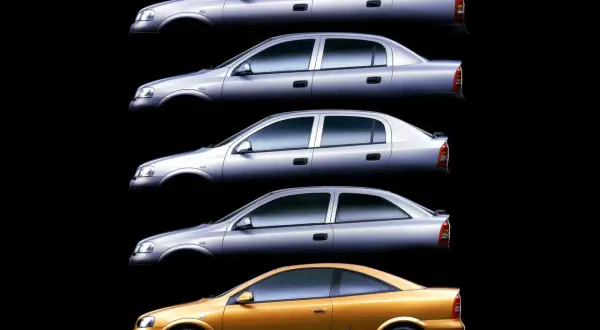 Pięć wersji Opla Astry G: kombi, sedan, hatchback, coupe i sportowe coupe 1.6 16v w kolorze złotym.