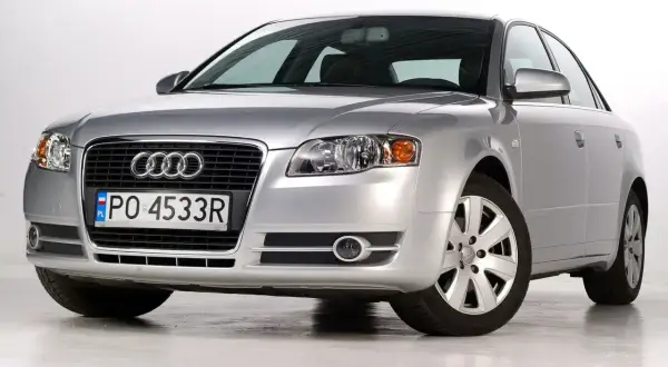 Srebrne Audi A4 B7 2.0 TDI z polskimi tablicami PO 4533R, prezentujące się na białym tle.