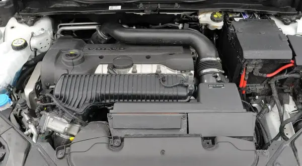 Silnik Volvo D3 z widocznym kolektorem dolotowym i obudową filtra powietrza.